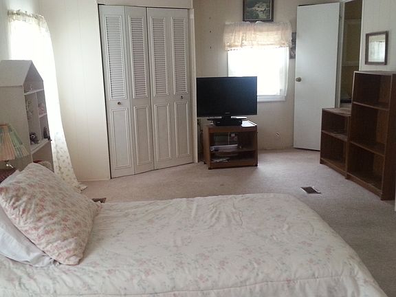 5th image of 703 Fresh Pond Ave Unit 211