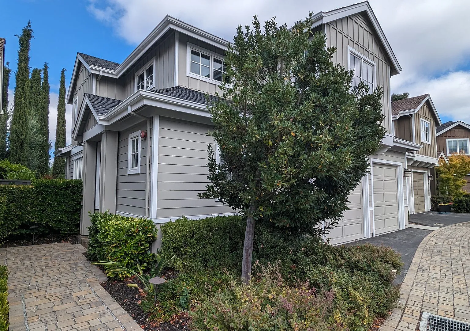 Beautiful, Private, 3 Bed 2.5 Bath 2 Car Garage Single Family Home. — Photo 2