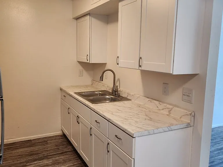 Golden Key Apartments — Photo 31