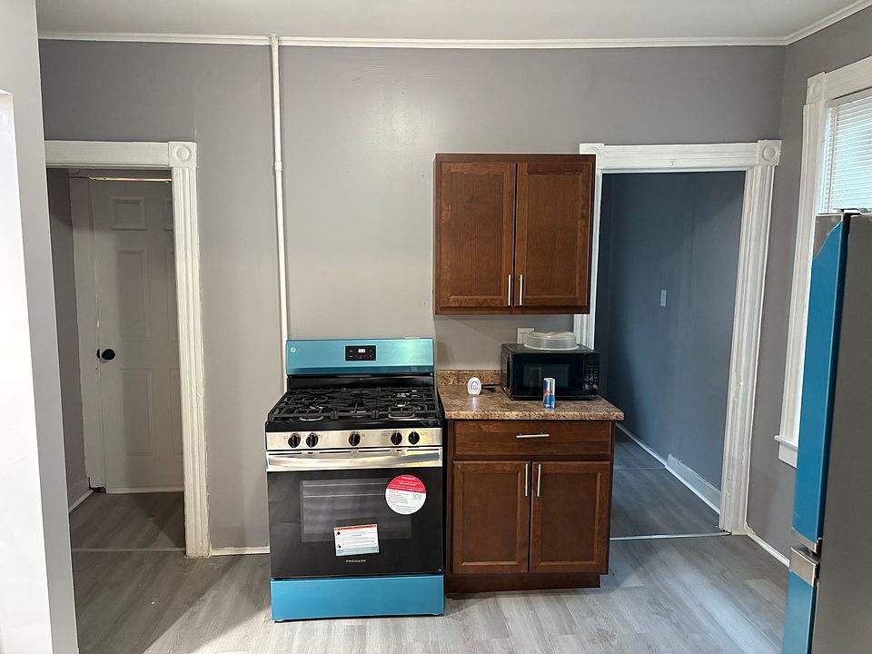 1st image of 23 1/2 Moyston St Floor 1
