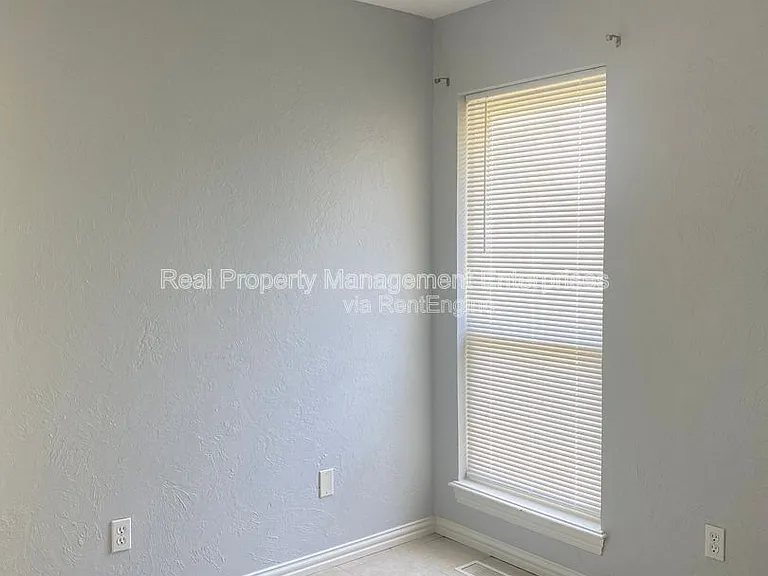 1304 SE 3rd St — Photo 12