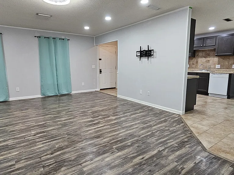 605 Melbourne Dr — Photo 4