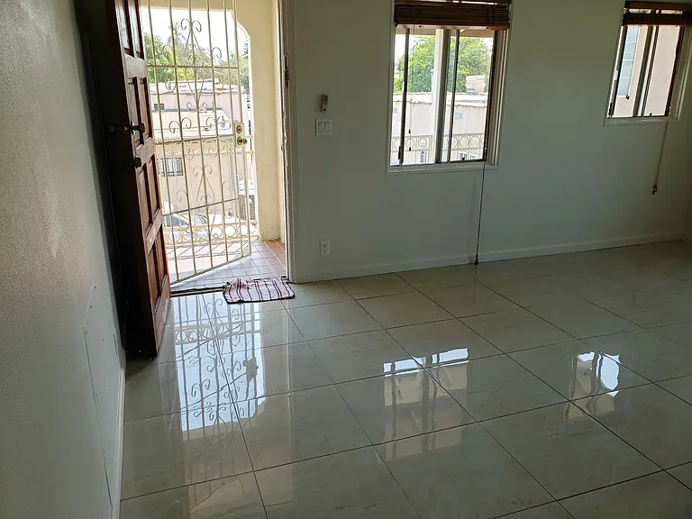 817 N Wilton Pl #817 — Photo 4