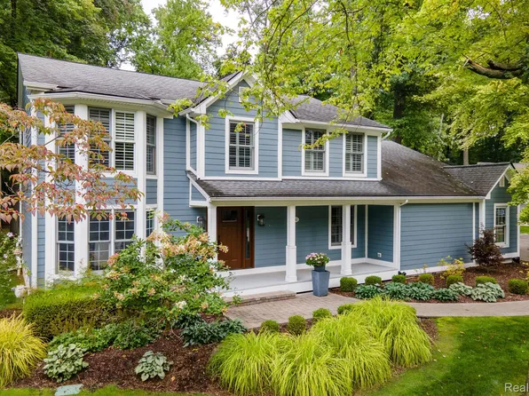 3665 Oakleaf Dr, West Bloomfield, MI 48324