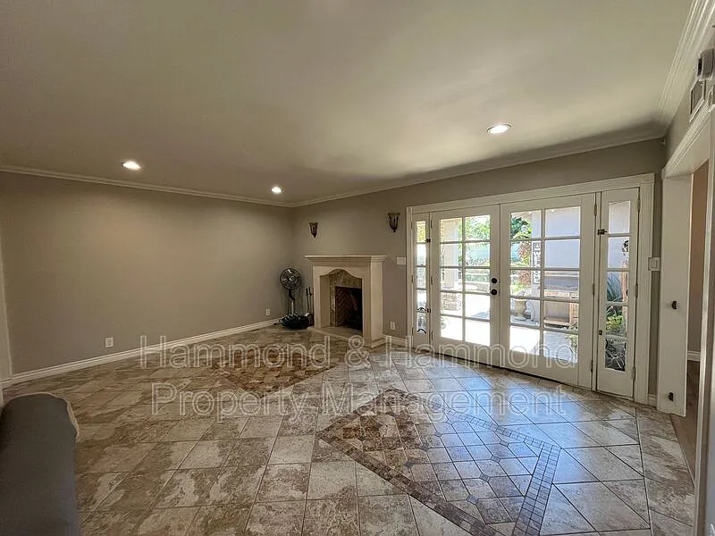 3 bed, 2.0 bath, 1818 sqft, $3,795 — Photo 4