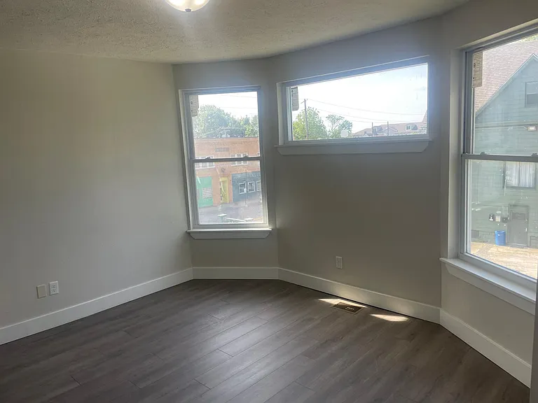 918 Elm St — Photo 14