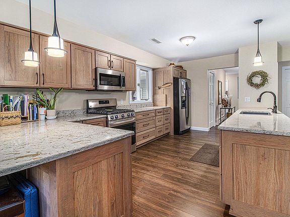 4th image of 9435 Golf Port Dr