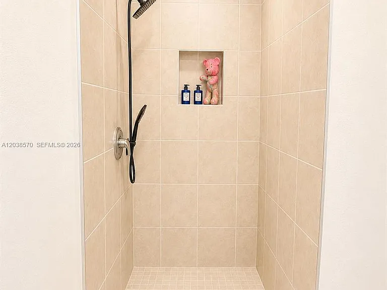 437 NE 13th St — Photo 9