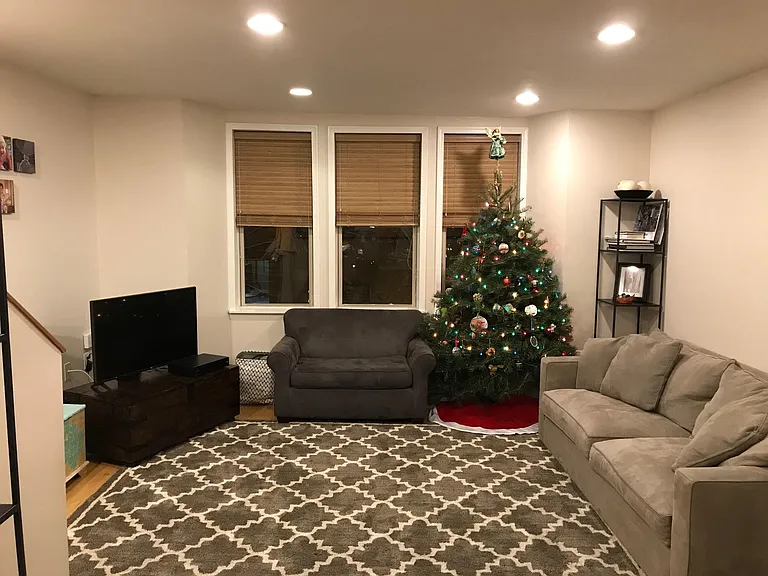 712 Bainbridge St — Photo 5