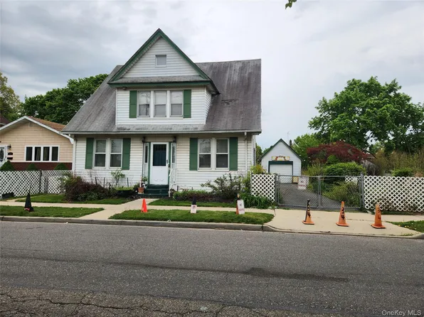 34 Oakland Street, Hempstead, NY 11550
