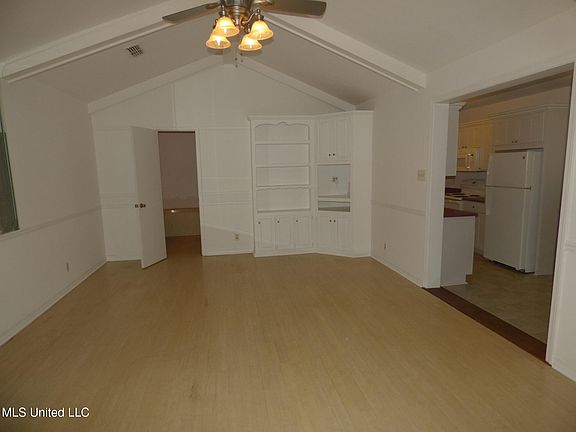 3rd image of 617 N Whitworth Ave