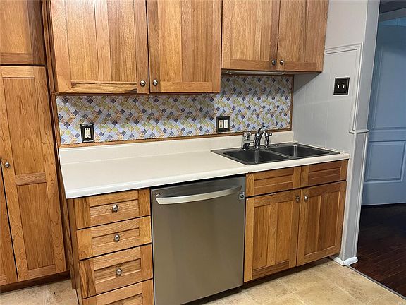 3rd image of 2100 East Dr