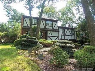 4 Humming Ln, Commack, NY 11725