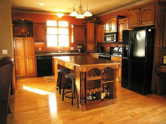 2nd image of 601 W Victory Ln