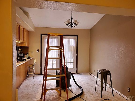 5th image of 943 Clover Ln
