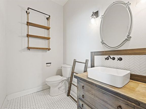 4th image of 1407 Trinity View St