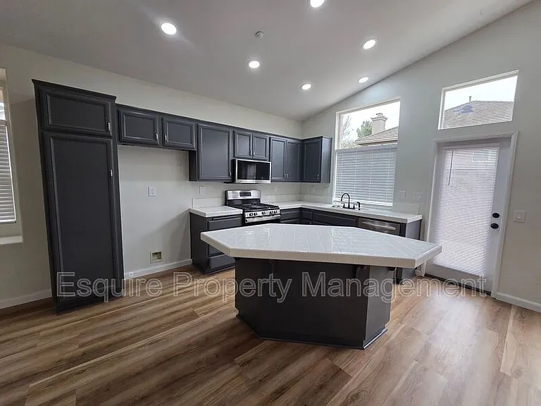 4888 Ellington St — Photo 9