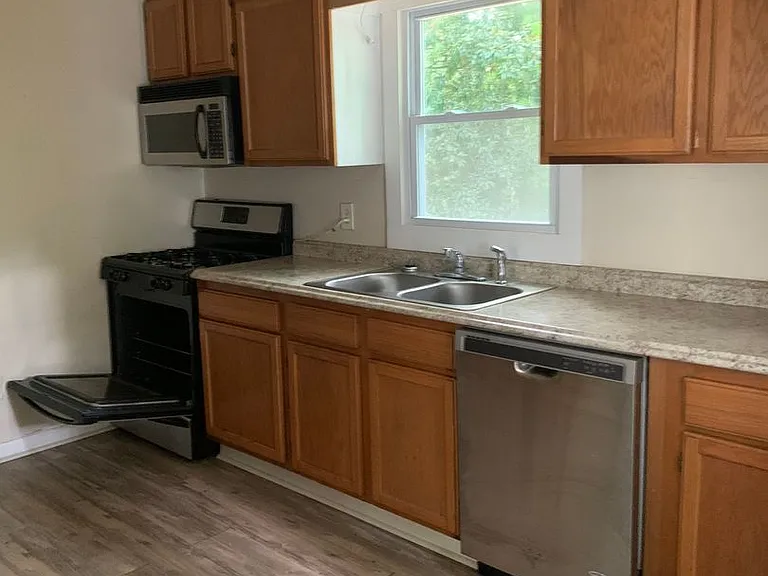 43 Berry Ave — Photo 7