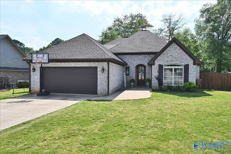 1st image of 409 Pembrooke Cir SE