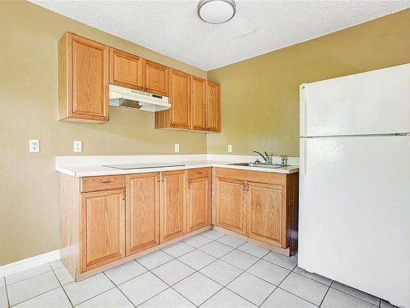 5th image of 1935 Bonneville Dr