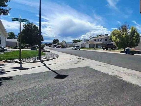 Exterior Neighborhood (street photo)