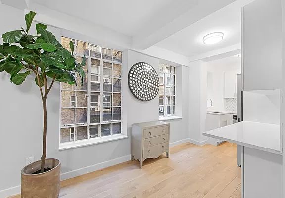 2nd image of 333 E 43rd St APT 501