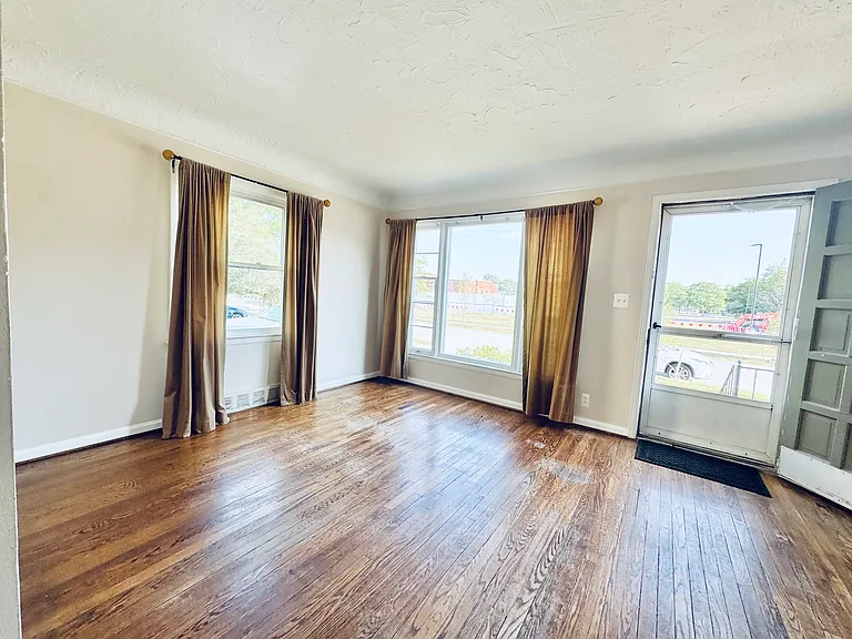 370 Bird Ave — Photo 2
