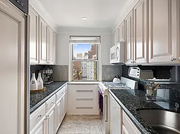 233 East 69th Street 17G image 3 of 10