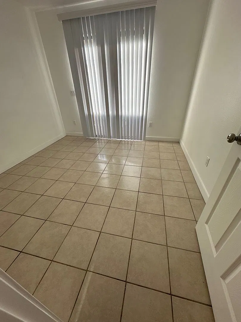 2542 N Edwards Ave — Photo 4
