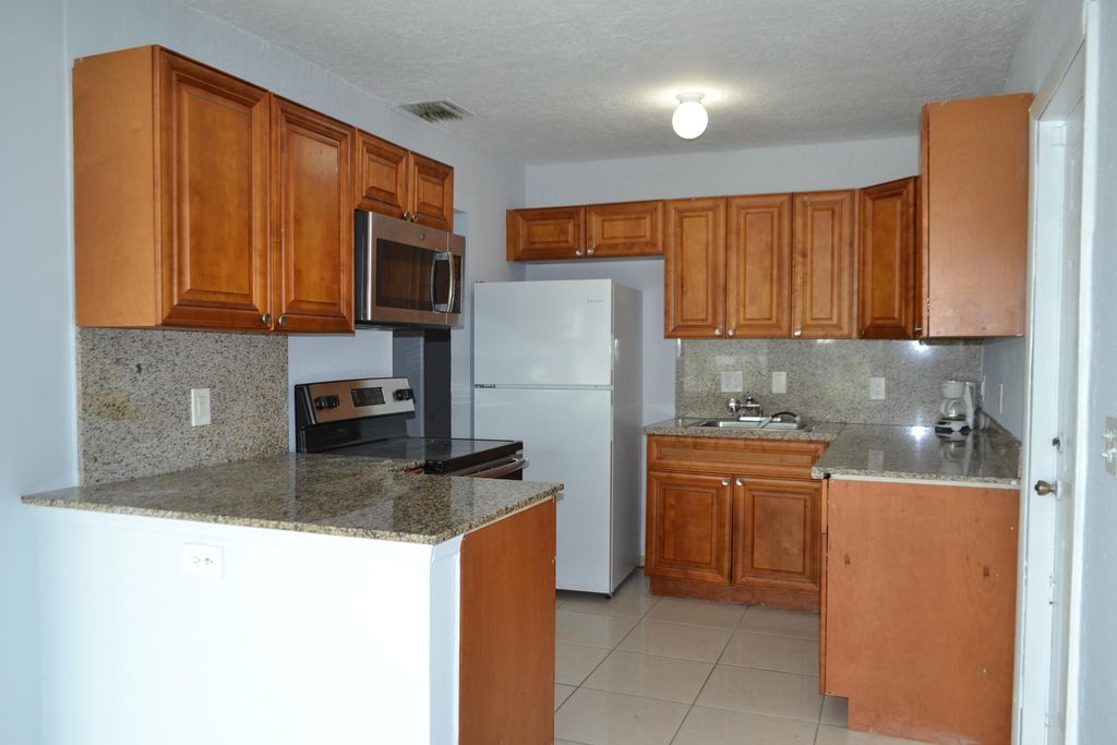 608 NW 20th Court, photo 3