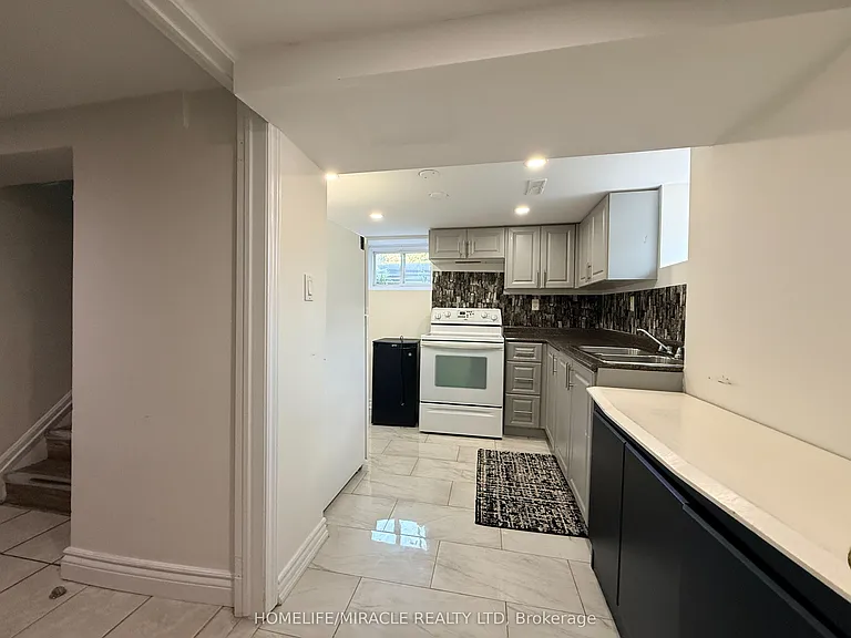 755 Somerville St — Photo 5