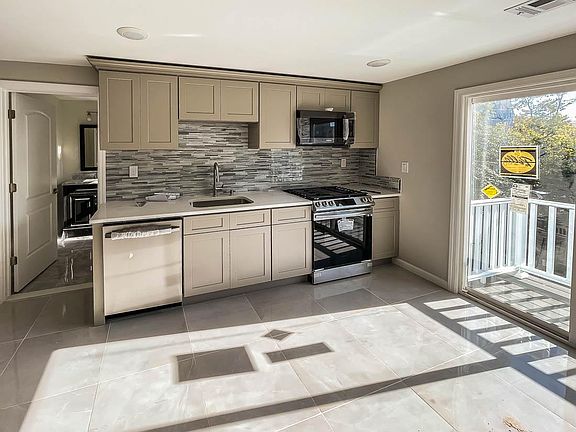 4th image of 27 Beacon Ave Floor 2