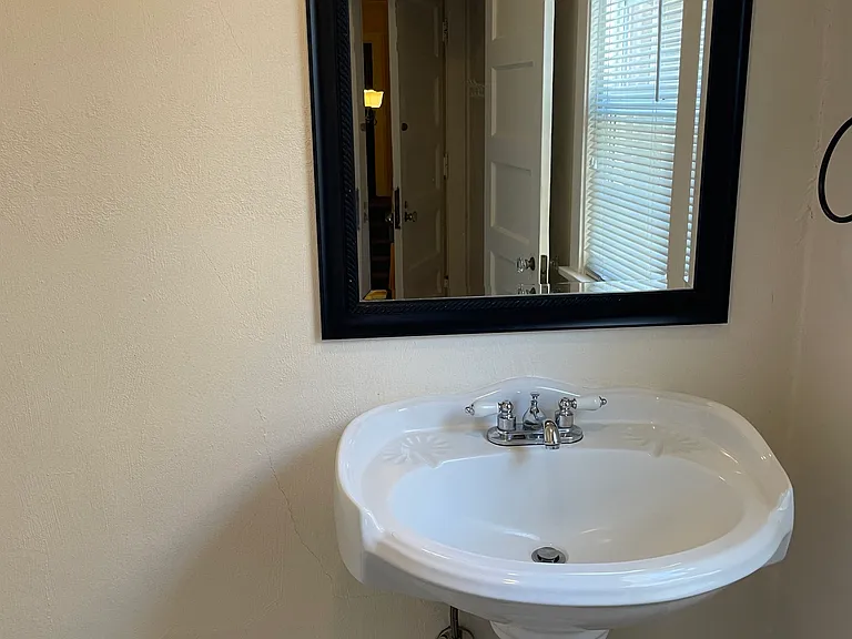 Olympia Court Apartments — Photo 32