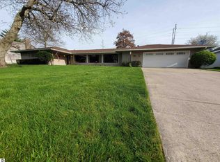 1040 Riverview Dr, Alma, MI 48801