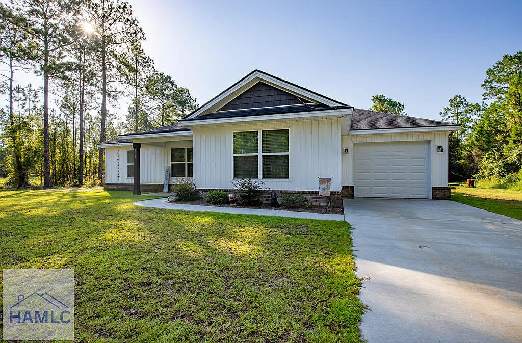 3 bed, 2.0 bath, 1360 sqft, $2,300 — Photo 1