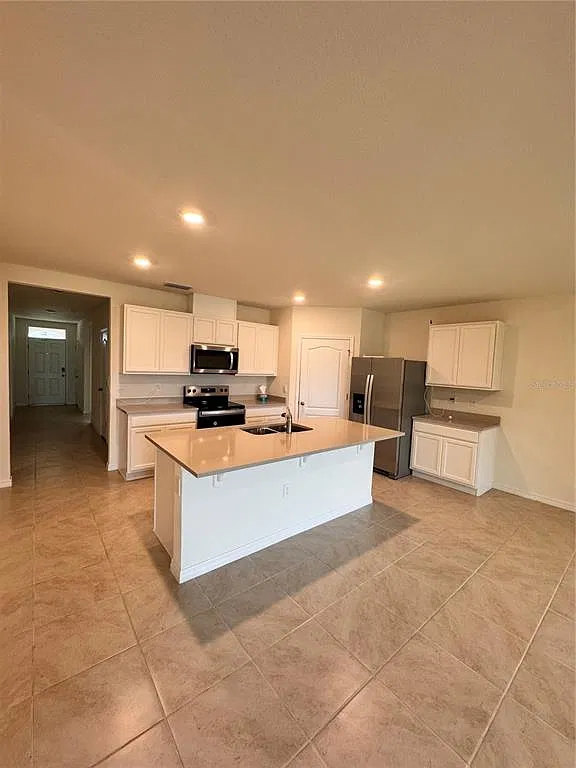 4 bed, 2.0 bath, 1828 sqft, $2,400 — Photo 3