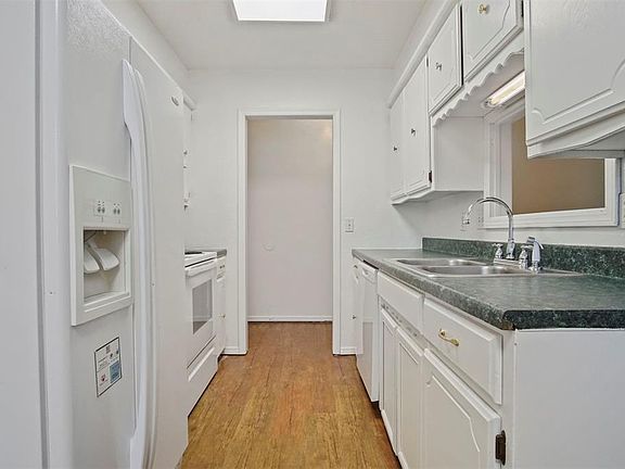 3rd image of 904 Glenwood Dr