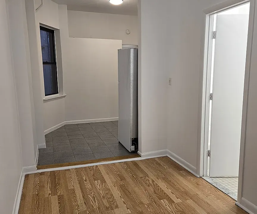 1372 1st Ave #2D