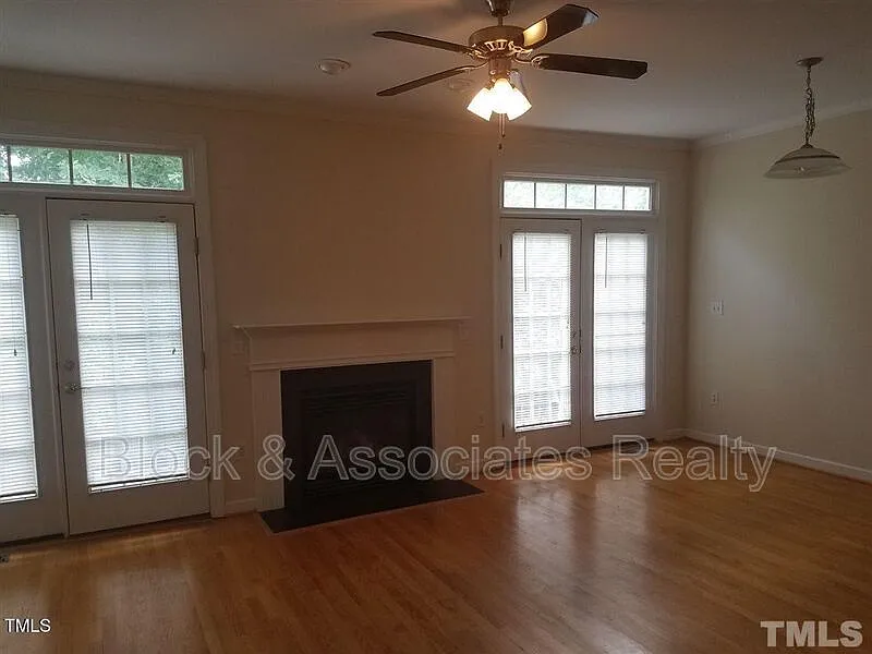 3 bed, 3.5 bath, 2100 sqft, $1,995 — Photo 2