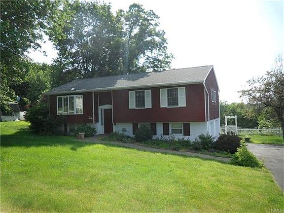 4th image of 24 Hawthorne Dr