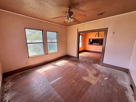 4th image of 204 Bowie St