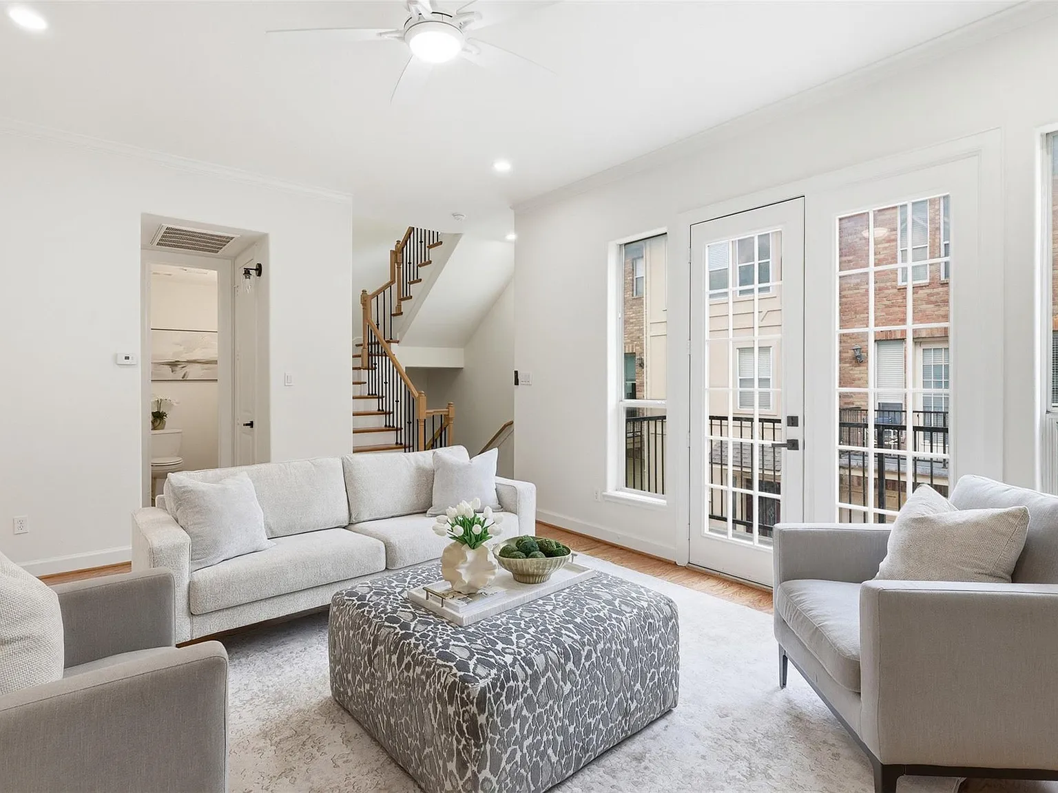 3 bed, 3.5 bath, 2352 sqft, $3,000 — Photo 2