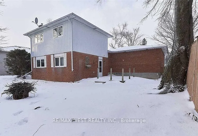 323 Centre St — Photo 23