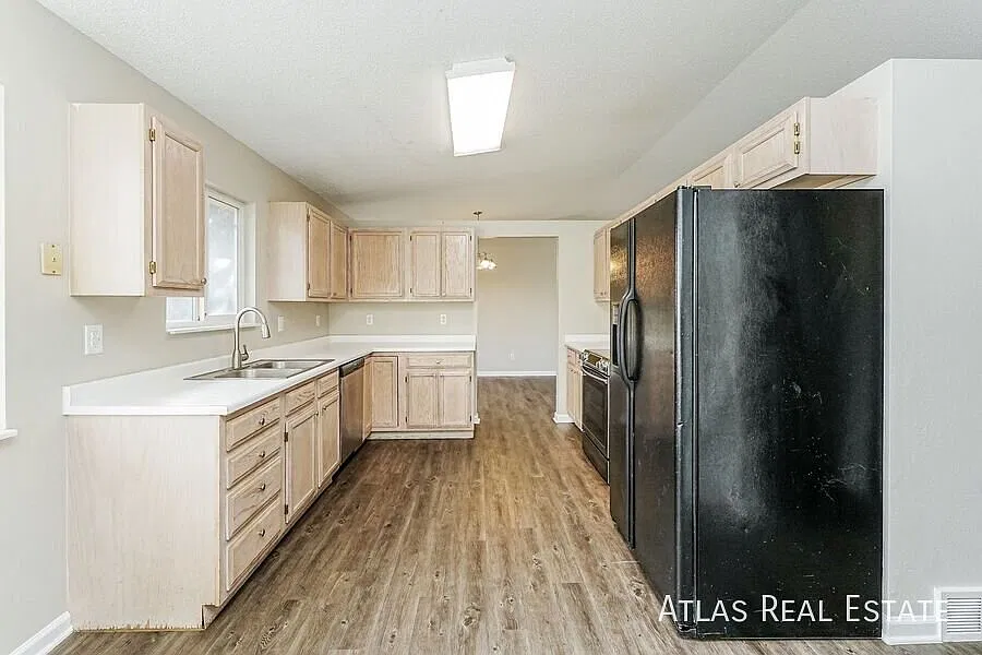 4 Weeks Free Rent Plus Free 55" Tv If Moved In By 10/15! Available Now!! Bright And Spacious 4 Be... — Photo 4