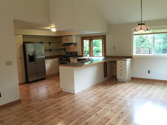 Open floor plan with vaulted ceiling, kitchen island