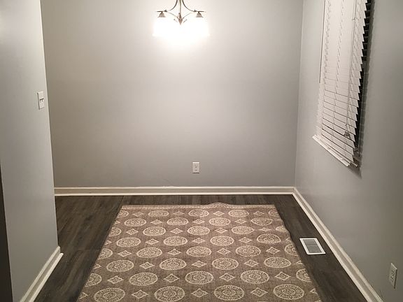 5th image of 718 Village Ln APT 14