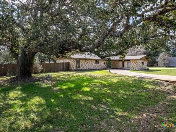 613 W Oak St, Goliad, TX 77963