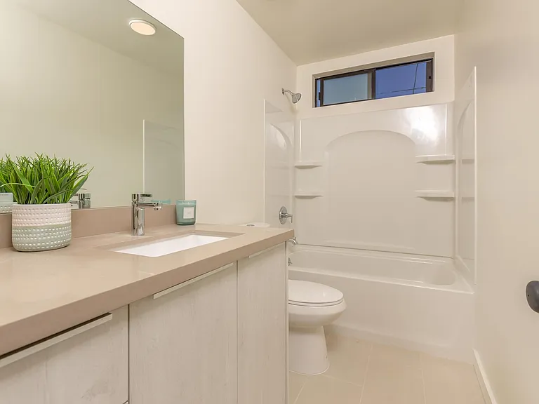 1330 N Martel Ave — Photo 29
