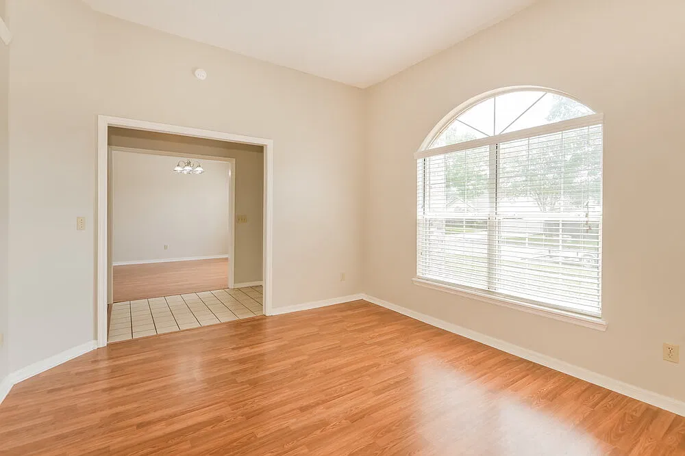 3 bed, 2.0 bath, 1947 sqft, $2,080 — Photo 3