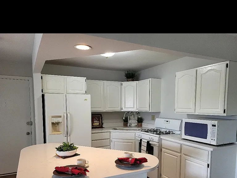 9S201 Lake Dr #207 — Photo 10